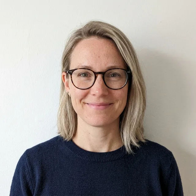 Ett vanligt CV-foto av Kim Testsson, en påhittad person, mot en ljus vägg.